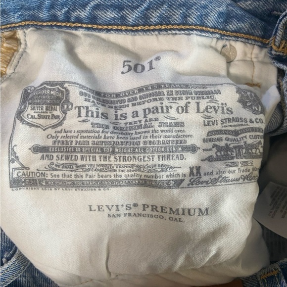 Levi's 501 Original Fit women's 26/28 medium wash distressed knee jeans EUC - Picture 9 of 10